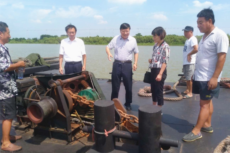 公司黨委委員、總經(jīng)理馬剛率隊深入船隊為船員“送清涼”